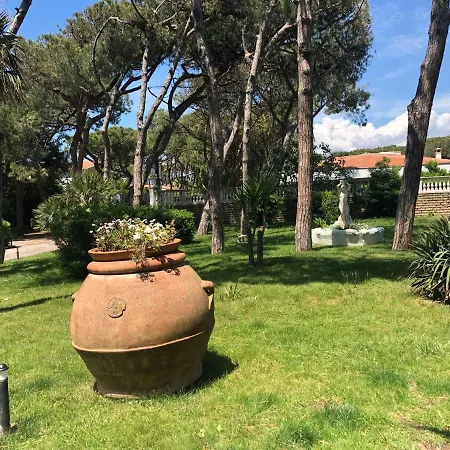 Szálloda Domizia Palace Baia Domizia