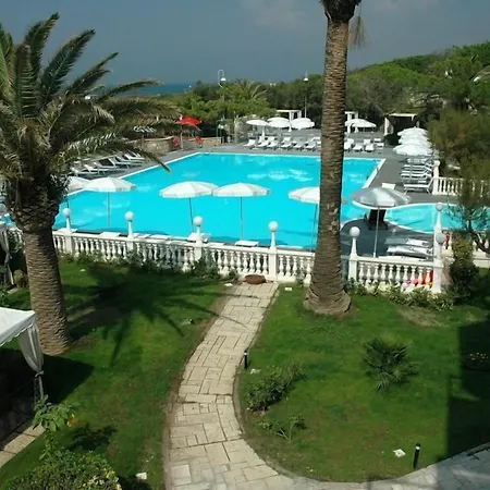 Domizia Palace Hotell