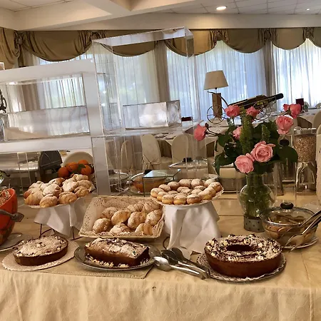 Domizia Palace Hotell 4*