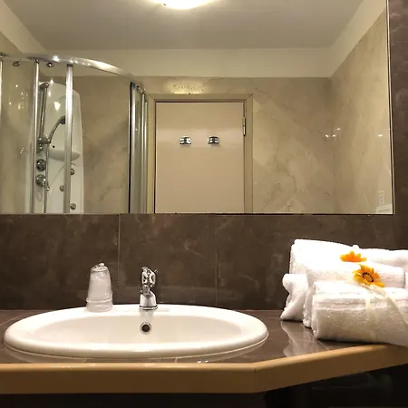 Hotell Domizia Palace 4*