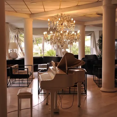 Domizia Palace Hotell