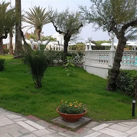 Hotel Domizia Palace 4*