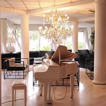 Hotell Domizia Palace 4*